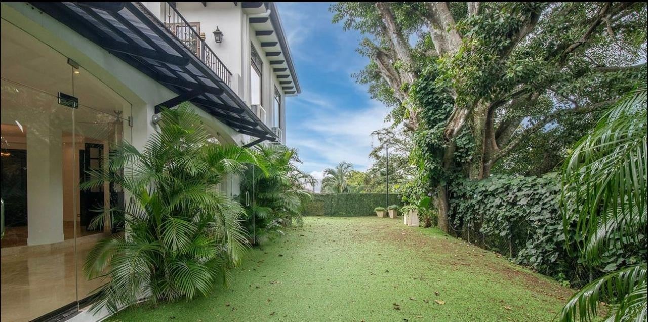 Stunning grand family home with view, #5 — photo 12 of 16