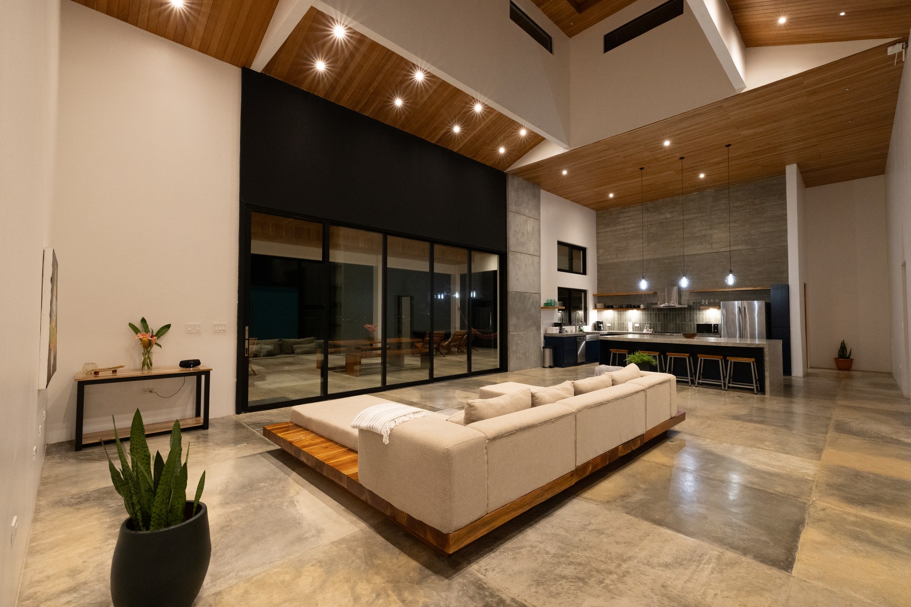 Modern Luxury Home With Lake View — photo 6 of 19