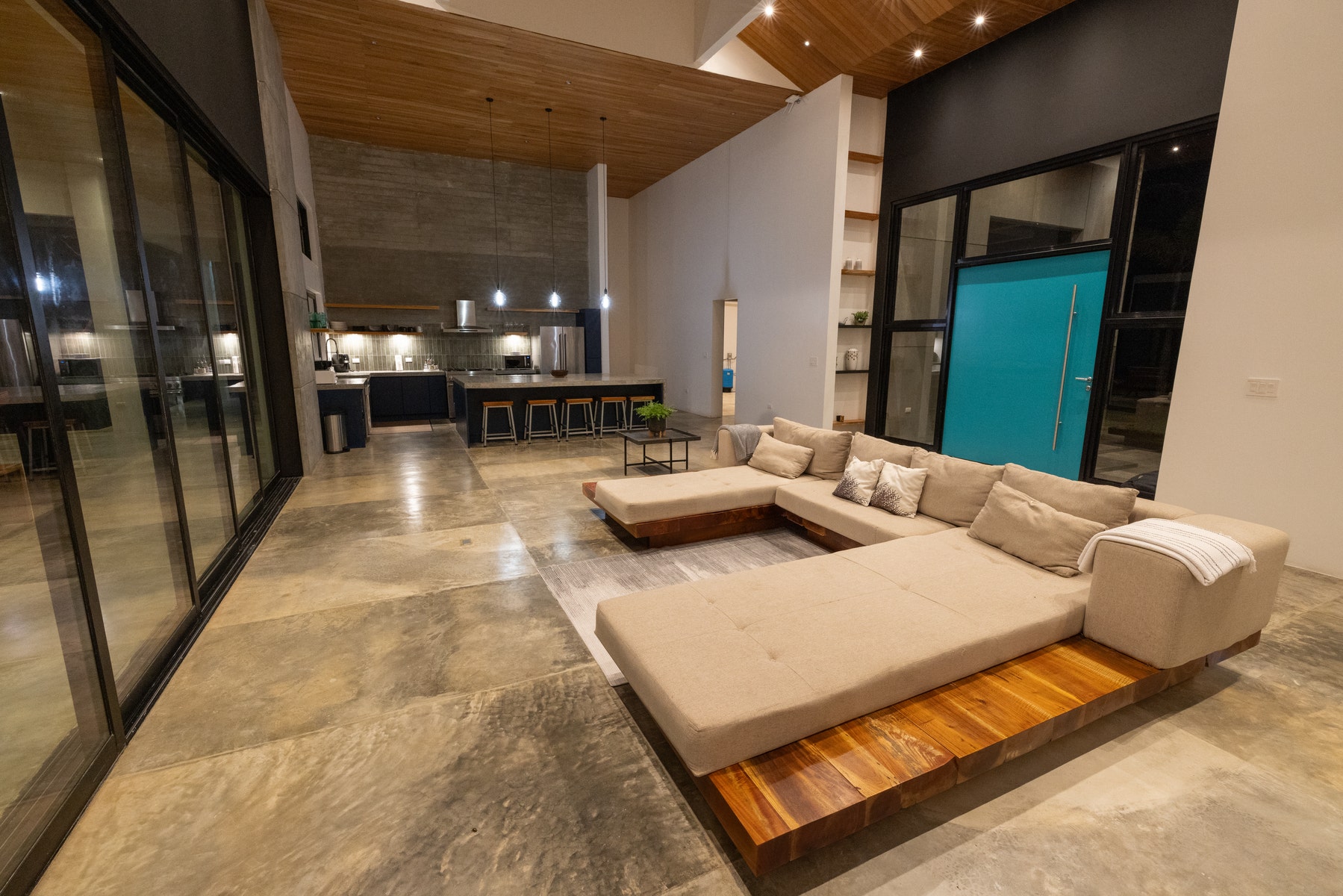 Modern Luxury Home With Lake View — photo 7 of 19