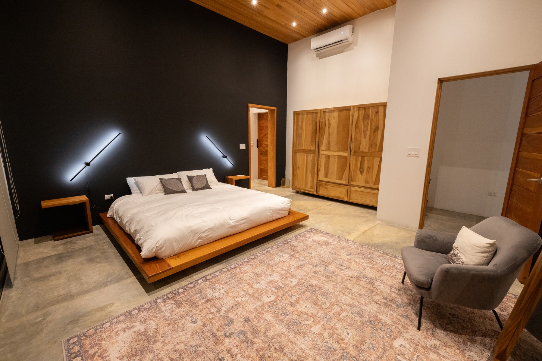 Modern Luxury Home With Lake View — photo 11 of 19