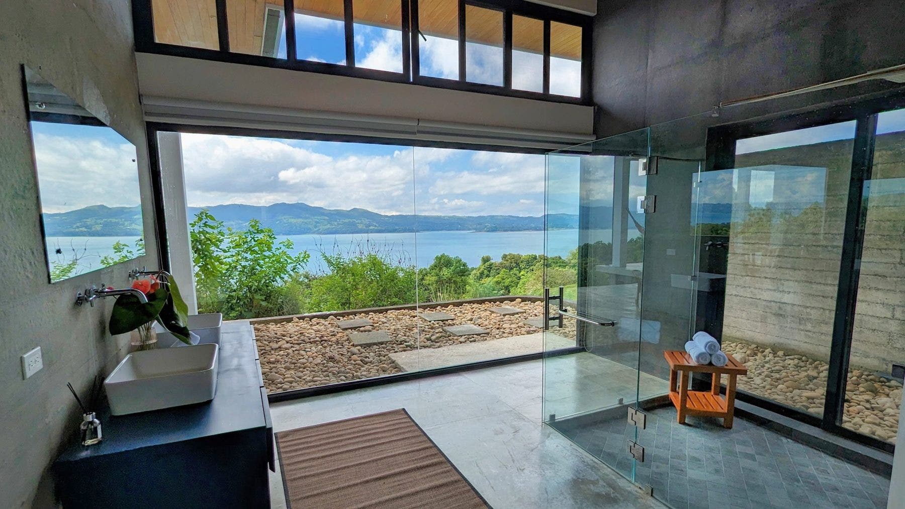 Modern Luxury Home With Lake View — photo 12 of 19