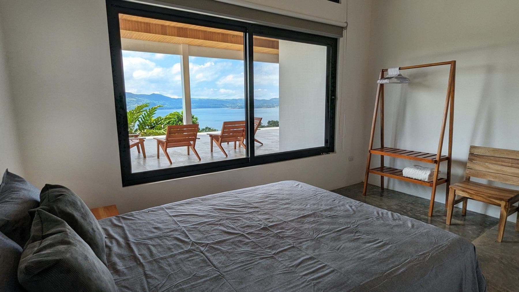 Modern Luxury Home With Lake View — photo 15 of 19