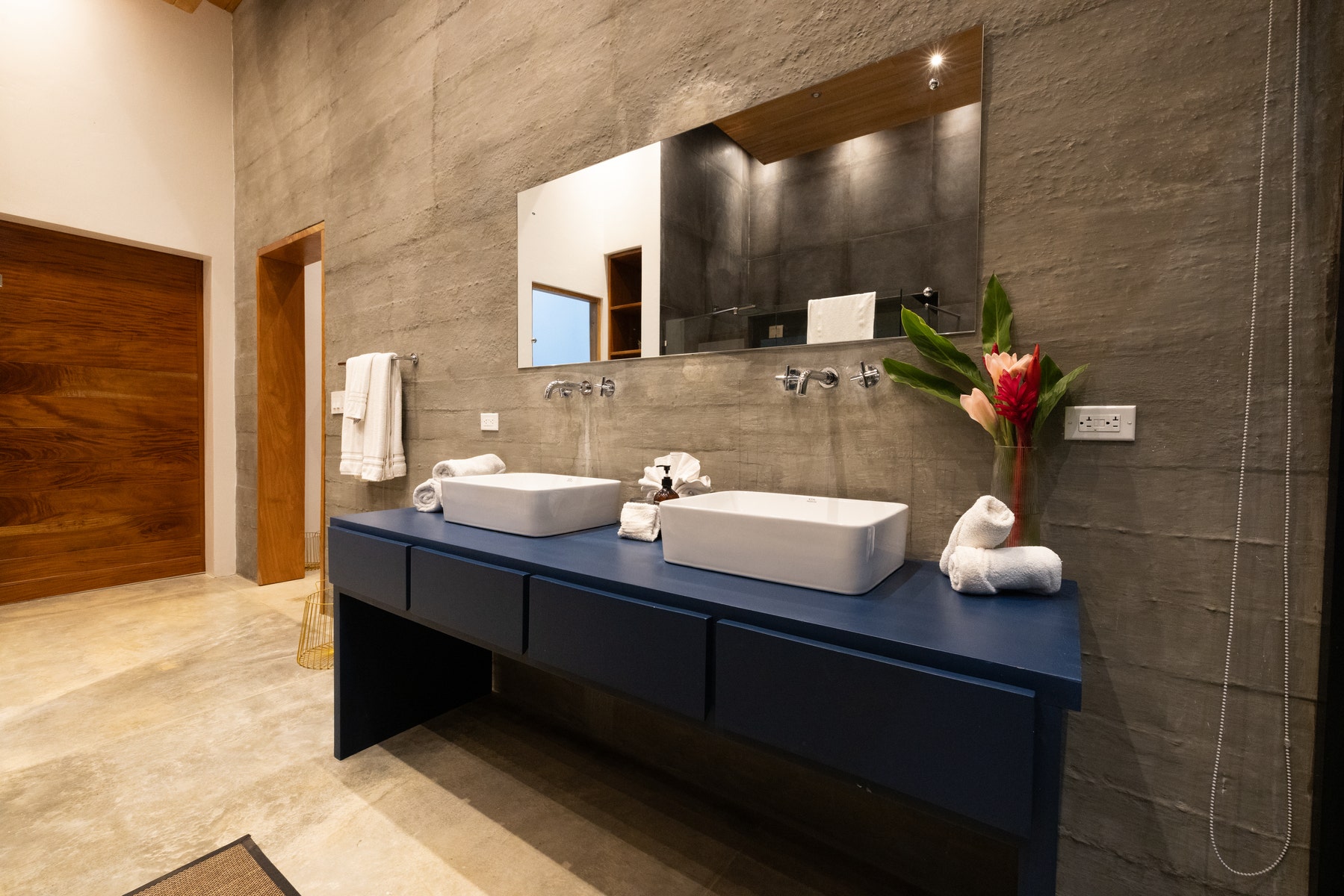 Modern Luxury Home With Lake View — photo 13 of 19
