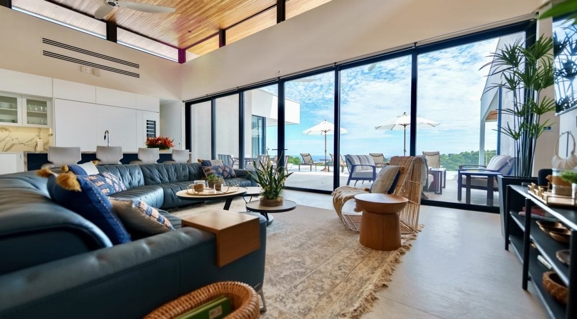 Infinity-Edge Saltwater Pool, Outdoor Kitchen — photo 4 of 19
