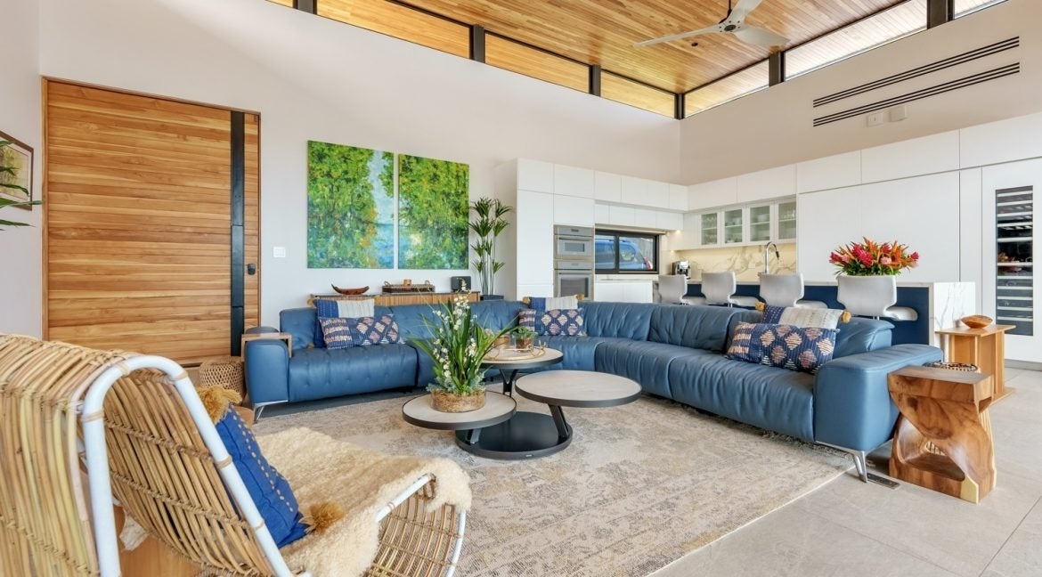 Infinity-Edge Saltwater Pool, Outdoor Kitchen — photo 5 of 19