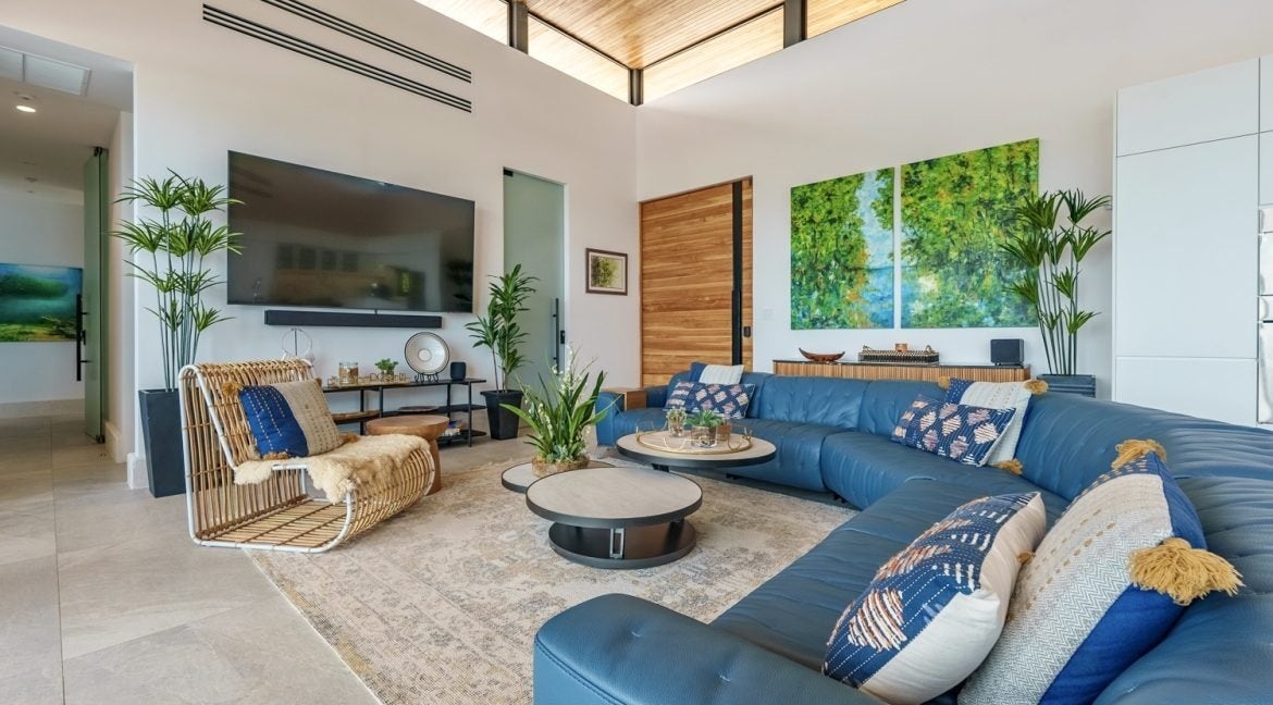 Infinity-Edge Saltwater Pool, Outdoor Kitchen — photo 6 of 19
