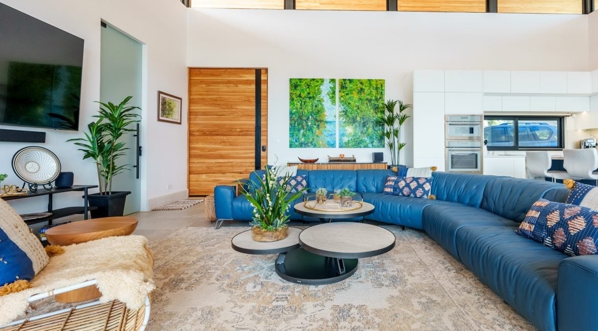 Infinity-Edge Saltwater Pool, Outdoor Kitchen — photo 7 of 19
