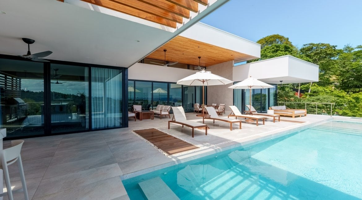 Infinity-Edge Saltwater Pool, Outdoor Kitchen — photo 10 of 19