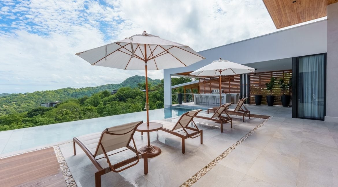 Infinity-Edge Saltwater Pool, Outdoor Kitchen — photo 11 of 19