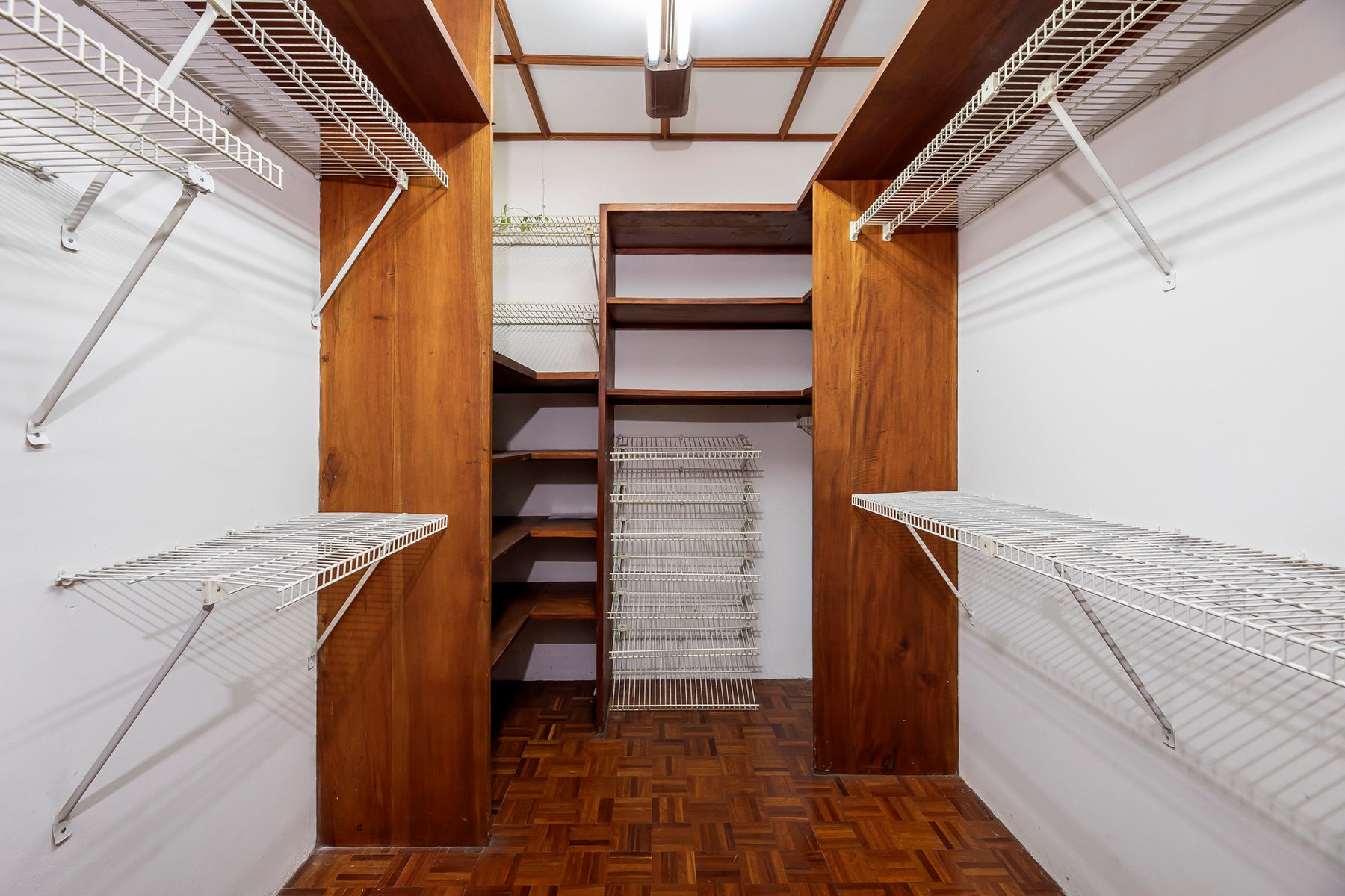 Timeless Design Residence — photo 10 of 19