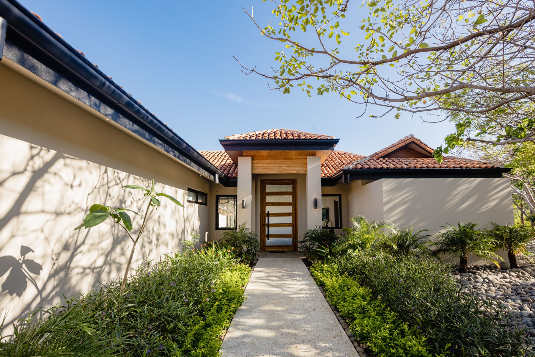 Luxury Villa Near the Beach — photo 2 of 19