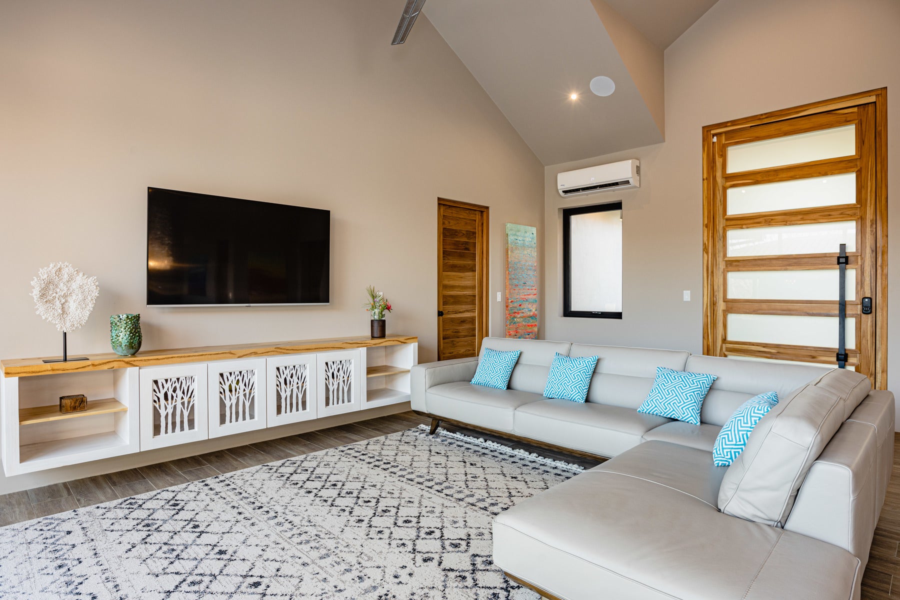 Luxury Villa Near the Beach — photo 6 of 19