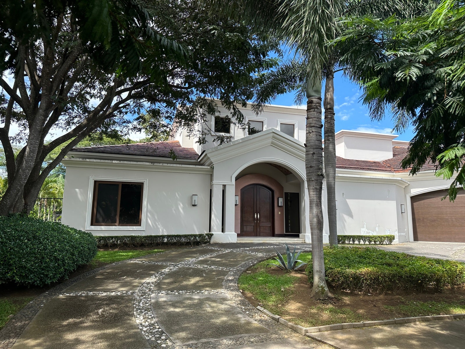 Single Level Living with a Pool — photo 3 of 19