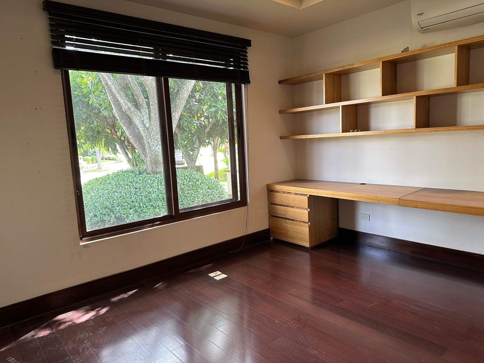 Single Level Living with a Pool — photo 8 of 19