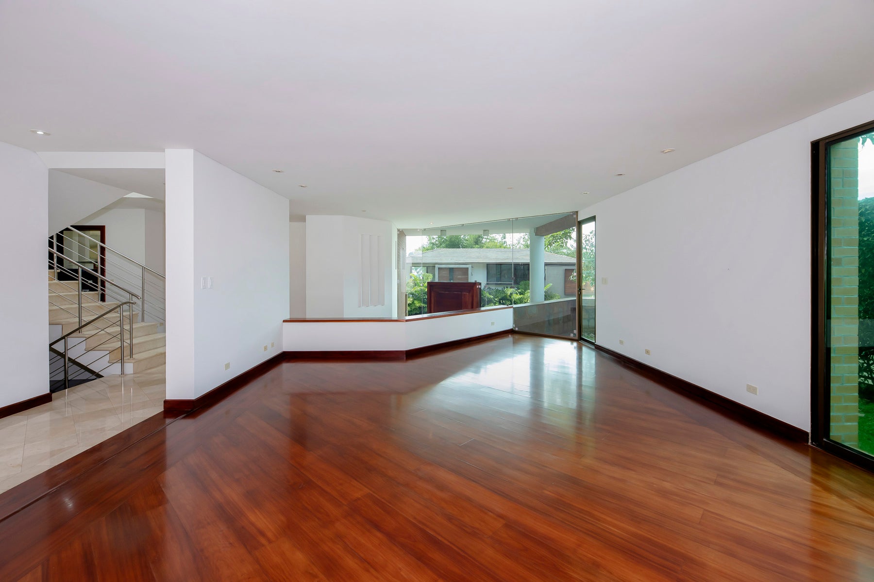 Elegant Four-Bedroom Home with Terrace and Views — photo 4 of 19