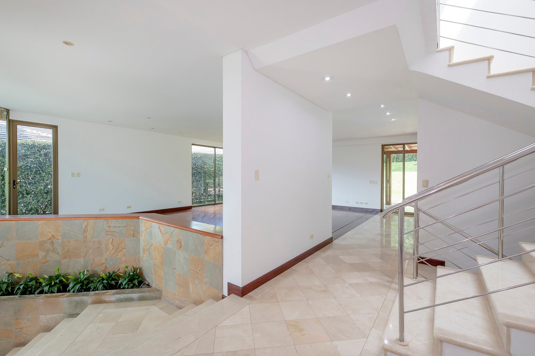 Elegant Four-Bedroom Home with Terrace and Views — photo 3 of 19