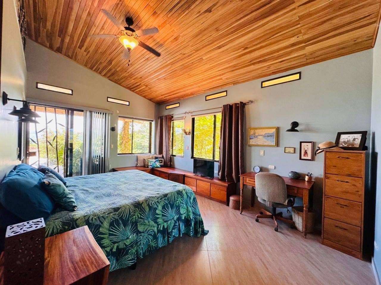 Luxury Lakeview Villa And Guesthouse — photo 10 of 19