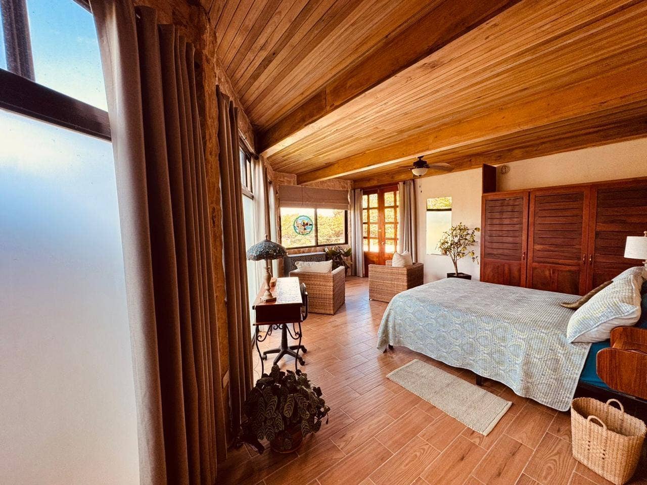 Luxury Lakeview Villa And Guesthouse — photo 14 of 19