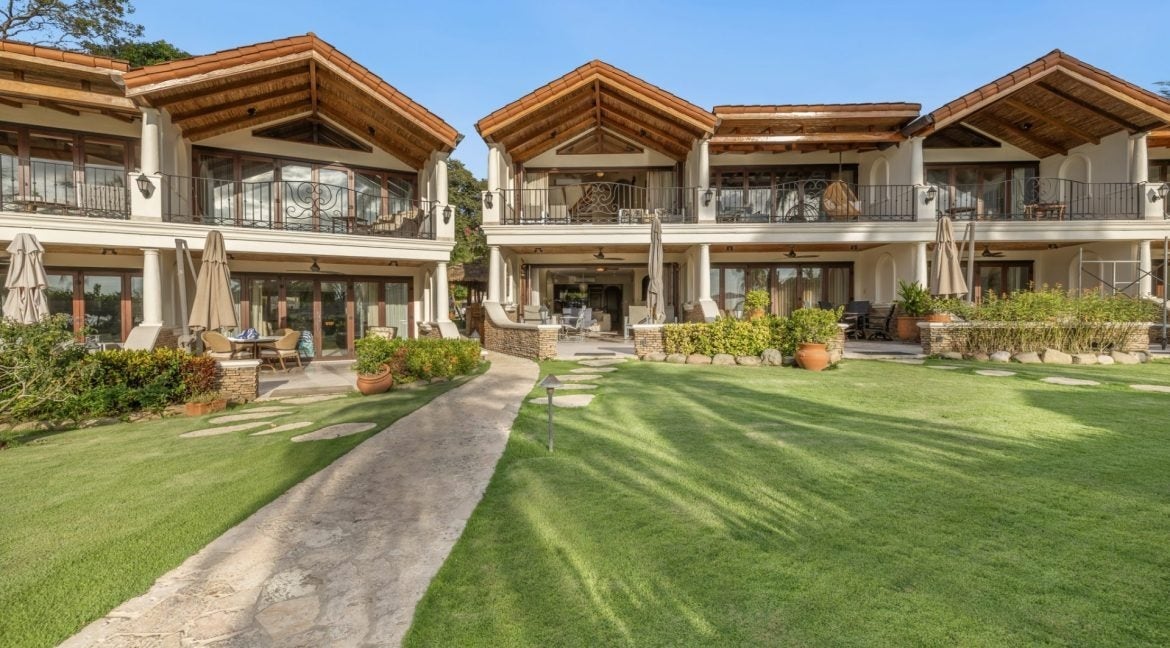Titled Beachfront Luxury Villa — photo 3 of 15