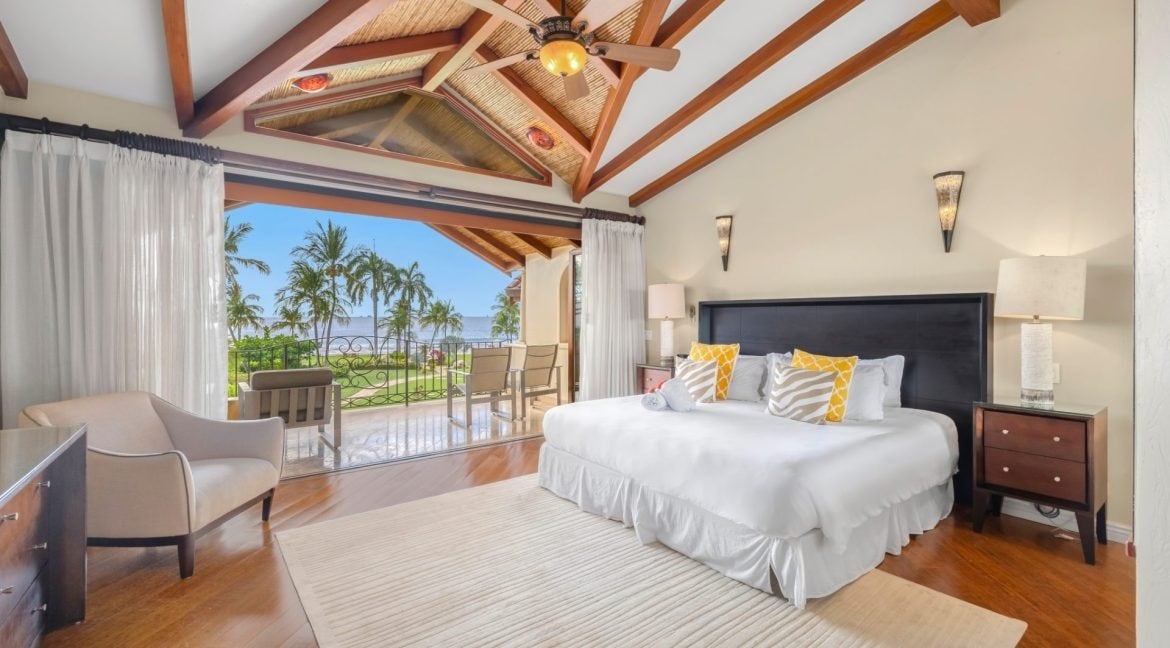 Titled Beachfront Luxury Villa — photo 9 of 15