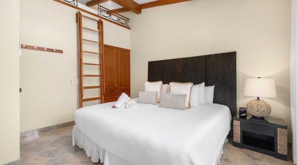 Titled Beachfront Luxury Villa — photo 11 of 15