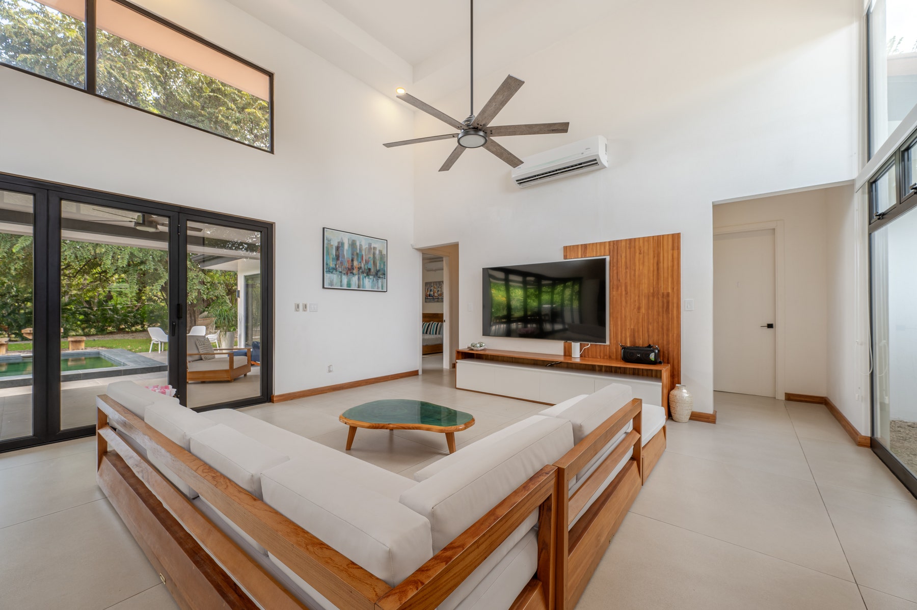 Contemporary Luxury Home — photo 4 of 19