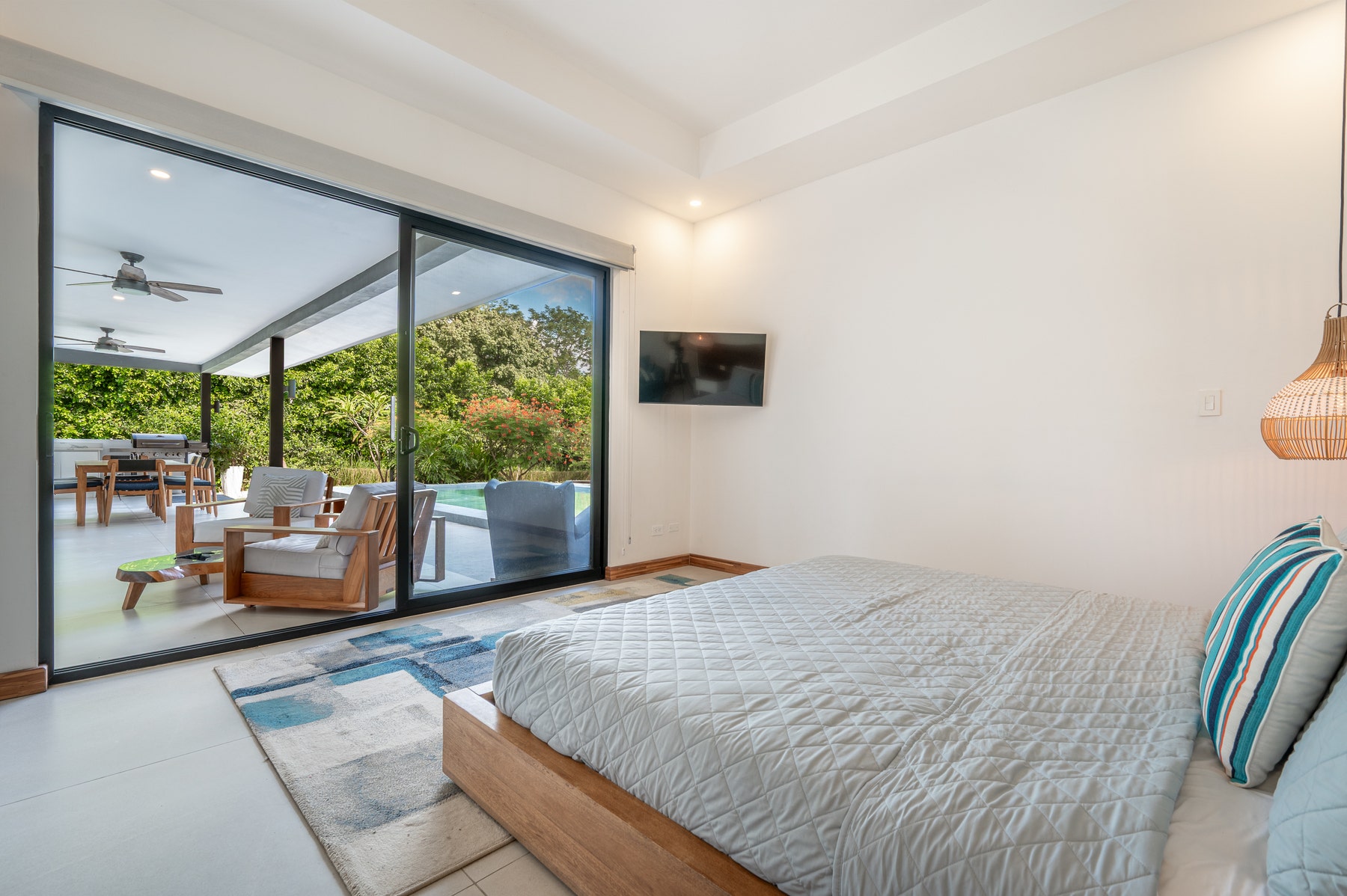 Contemporary Luxury Home — photo 6 of 19