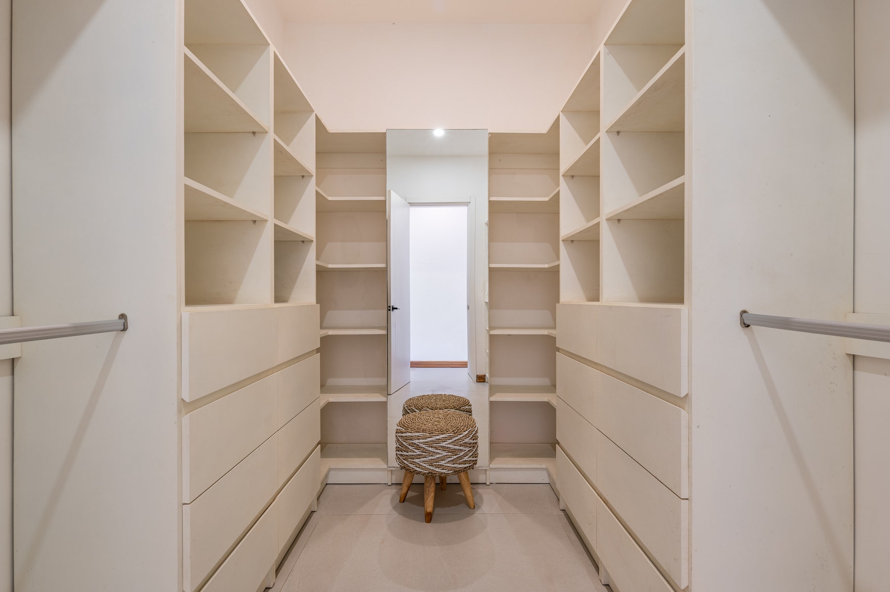 Contemporary Luxury Home — photo 8 of 19