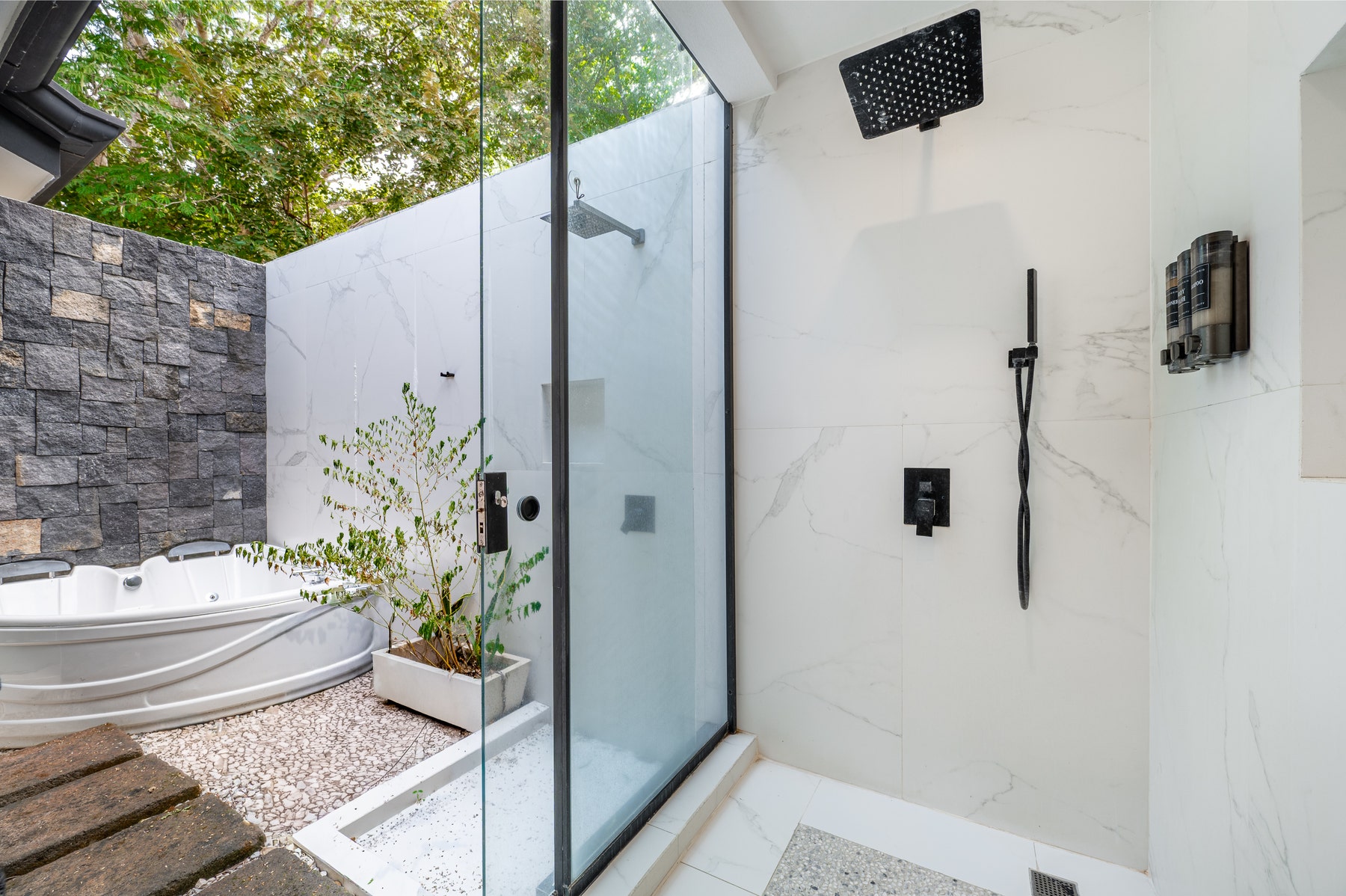 Contemporary Luxury Home — photo 9 of 19