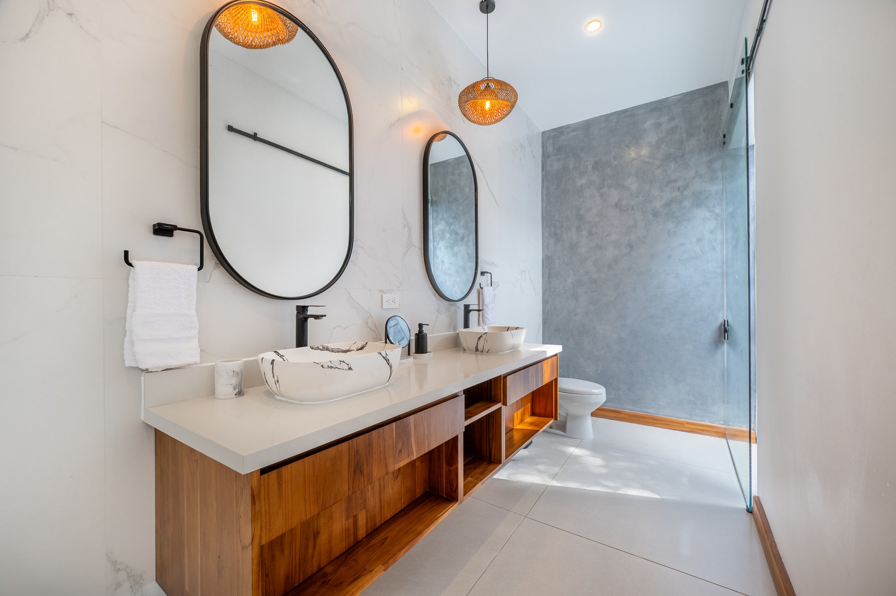 Contemporary Luxury Home — photo 10 of 19