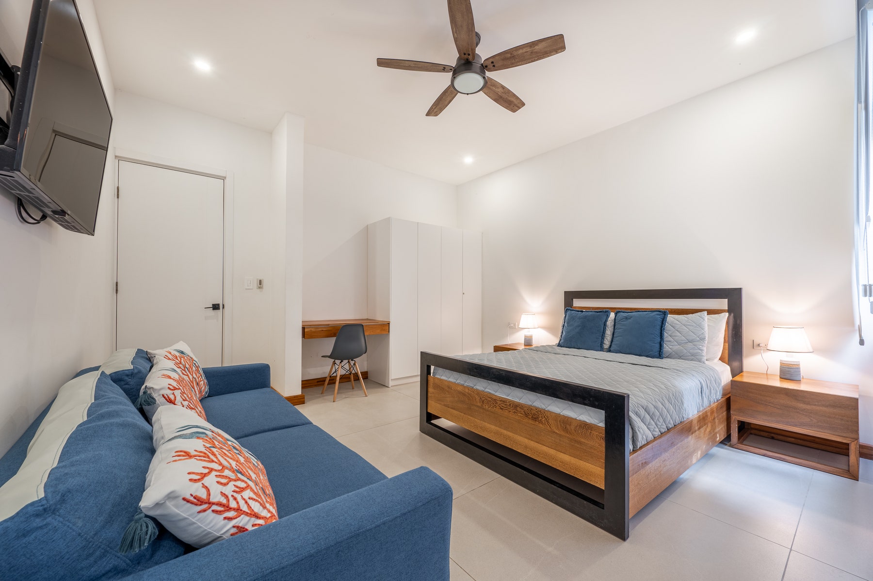Contemporary Luxury Home — photo 14 of 19