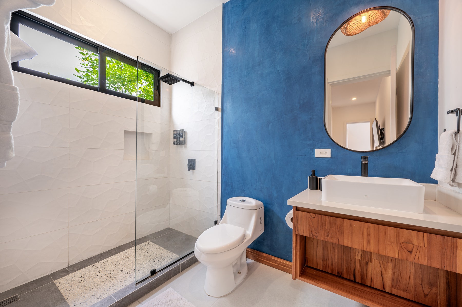 Contemporary Luxury Home — photo 16 of 19