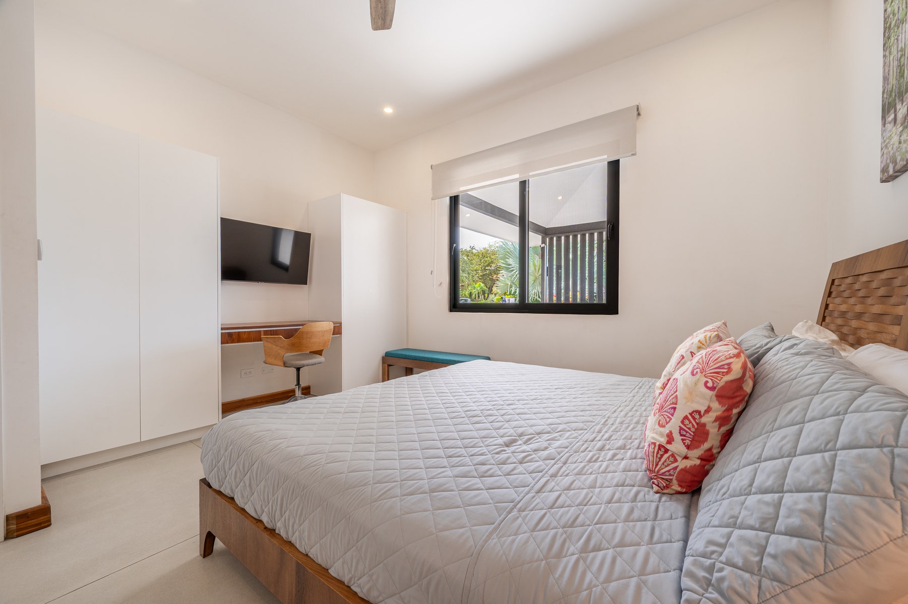 Contemporary Luxury Home — photo 18 of 19