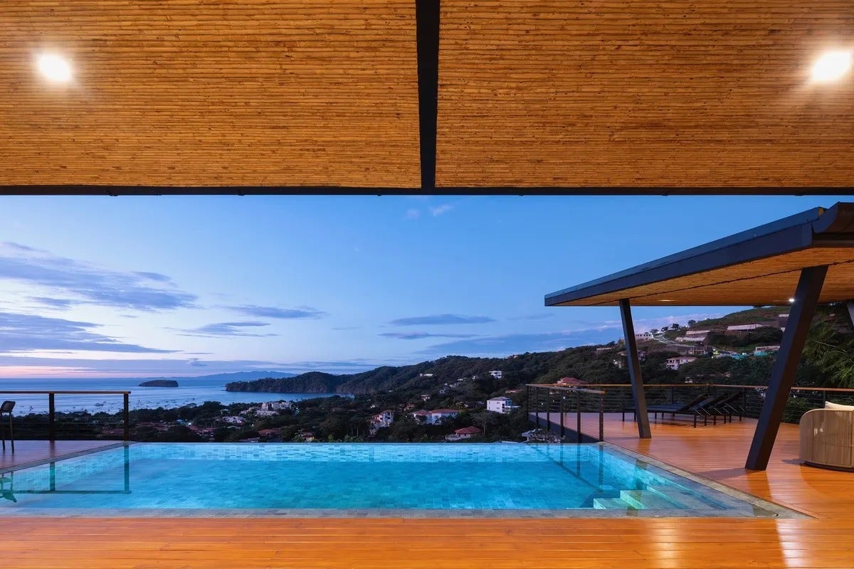 Elevated Panoramic Bayview House — photo 11 of 19
