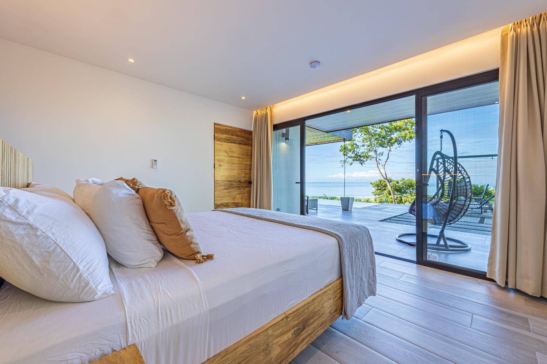 Exclusive Luxury Villa with Infinity Pool — photo 17 of 19