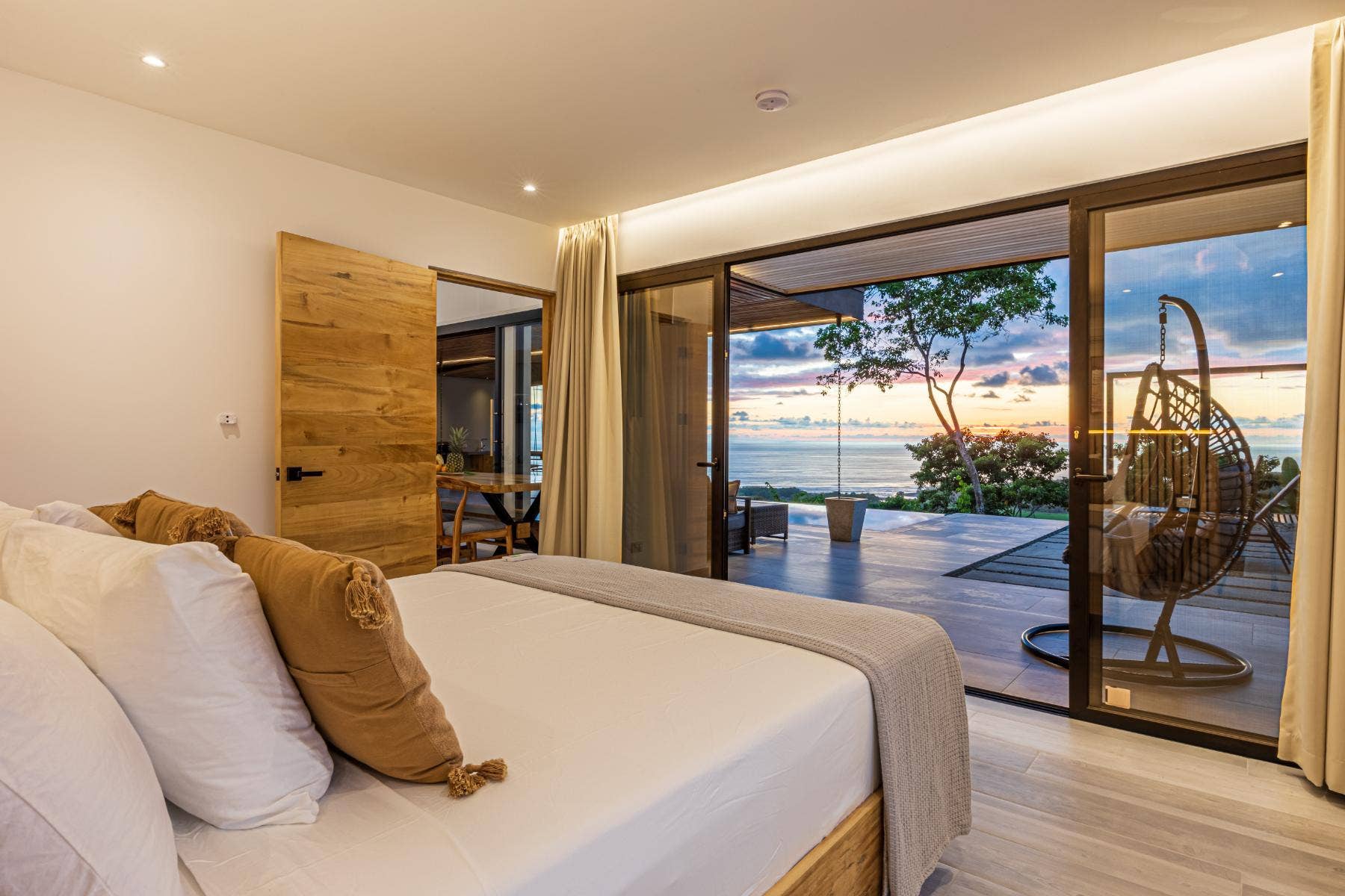 Exclusive Luxury Villa with Infinity Pool — photo 18 of 19