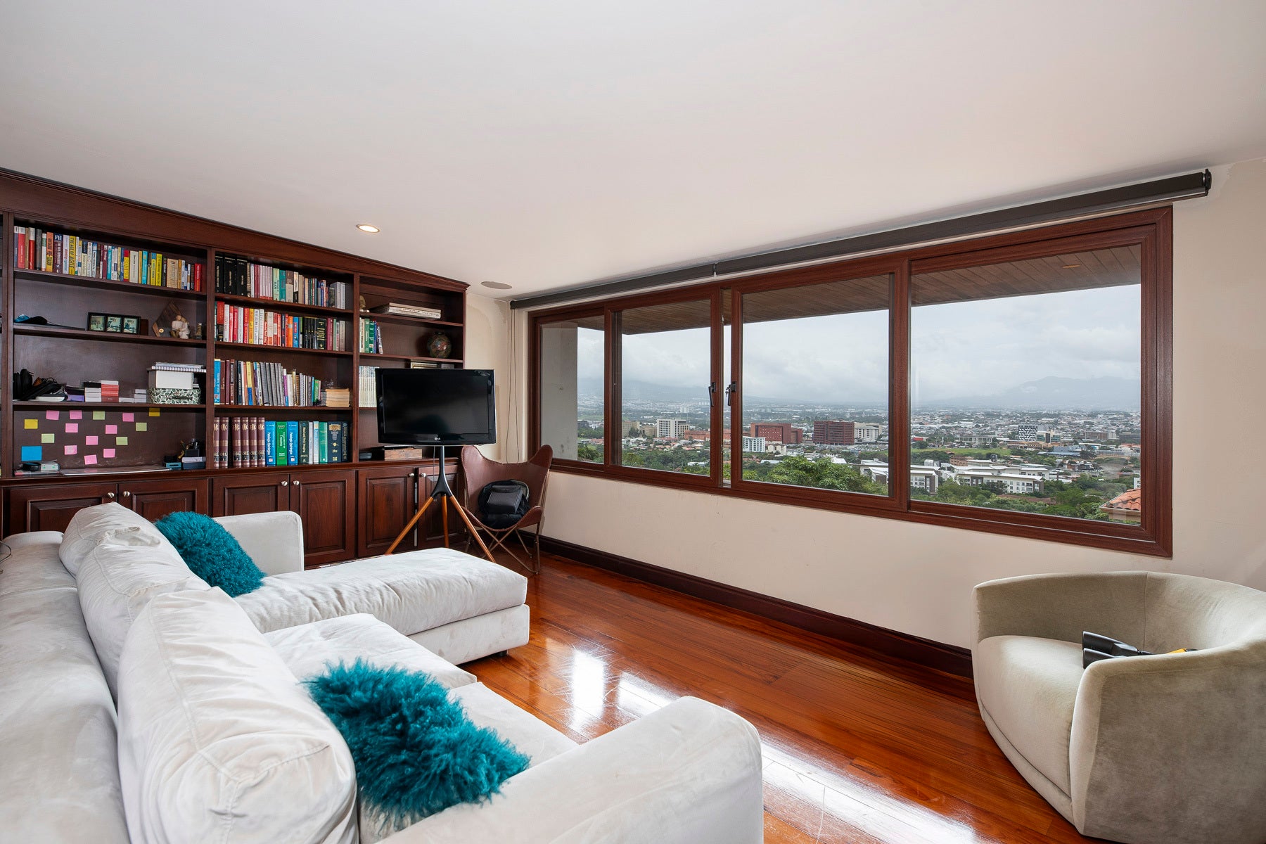 Cerro Real family residence. — photo 16 of 19