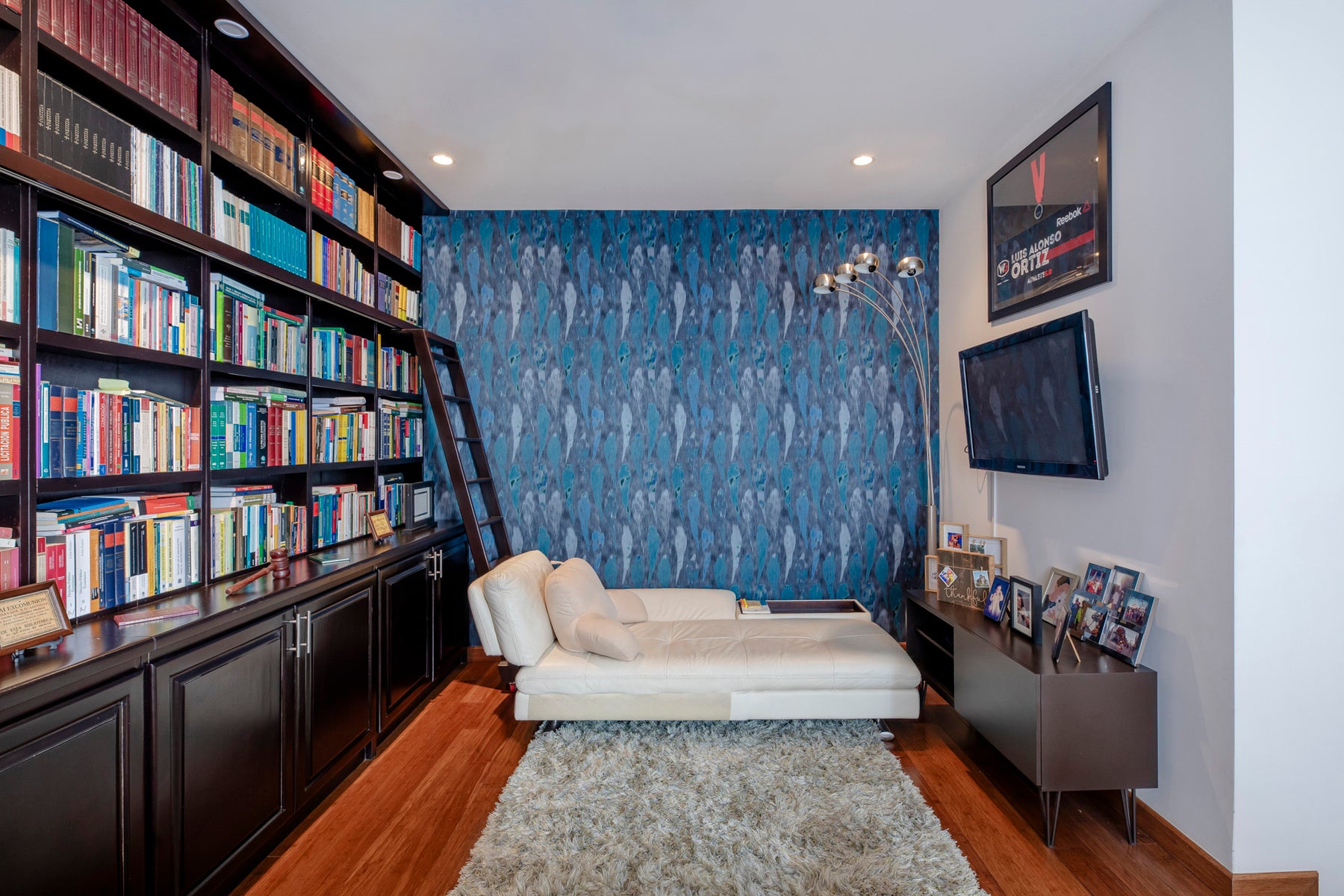 Asurcano modern family residence. — photo 17 of 19