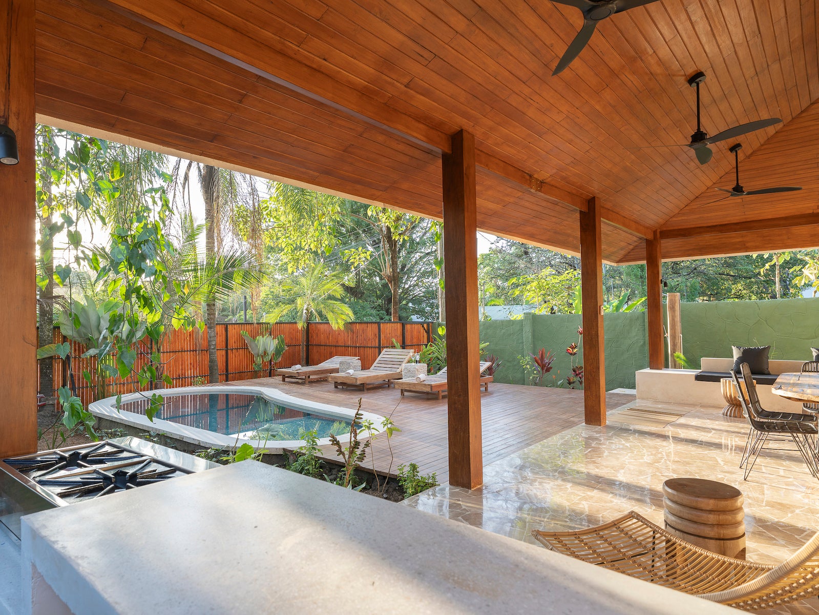 Modern Three Bedroom House with Pool — foto 2 de 19