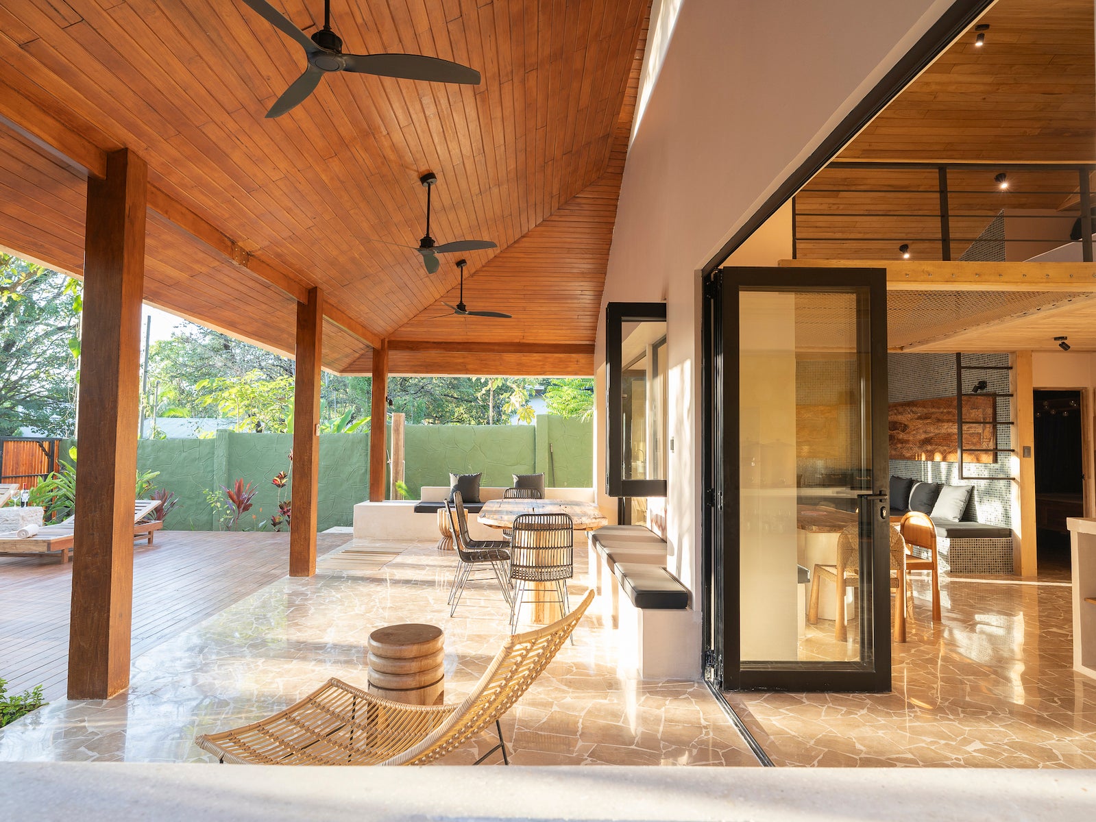 Modern Three Bedroom House with Pool — foto 4 de 19