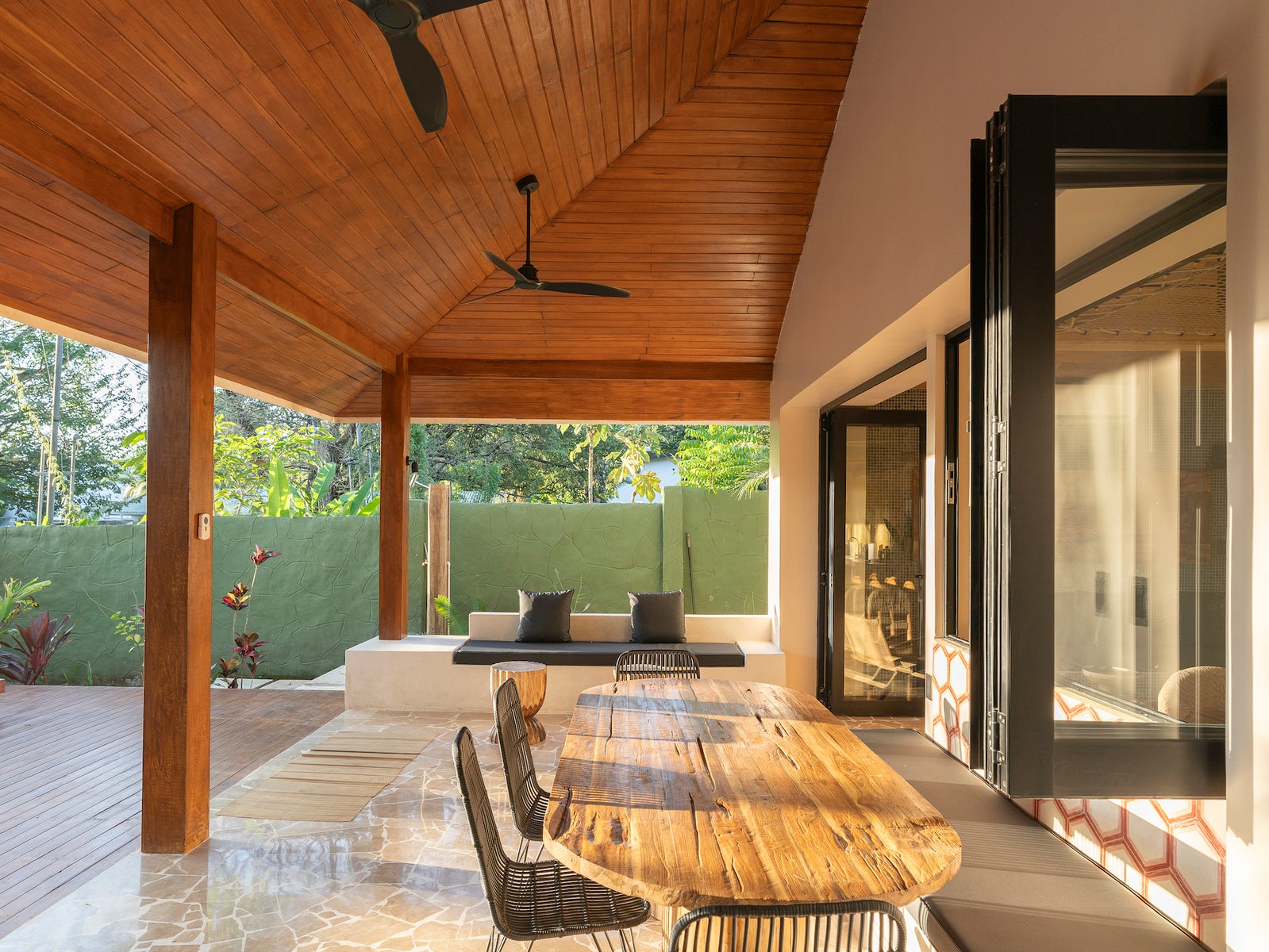 Modern Three Bedroom House with Pool — foto 12 de 19