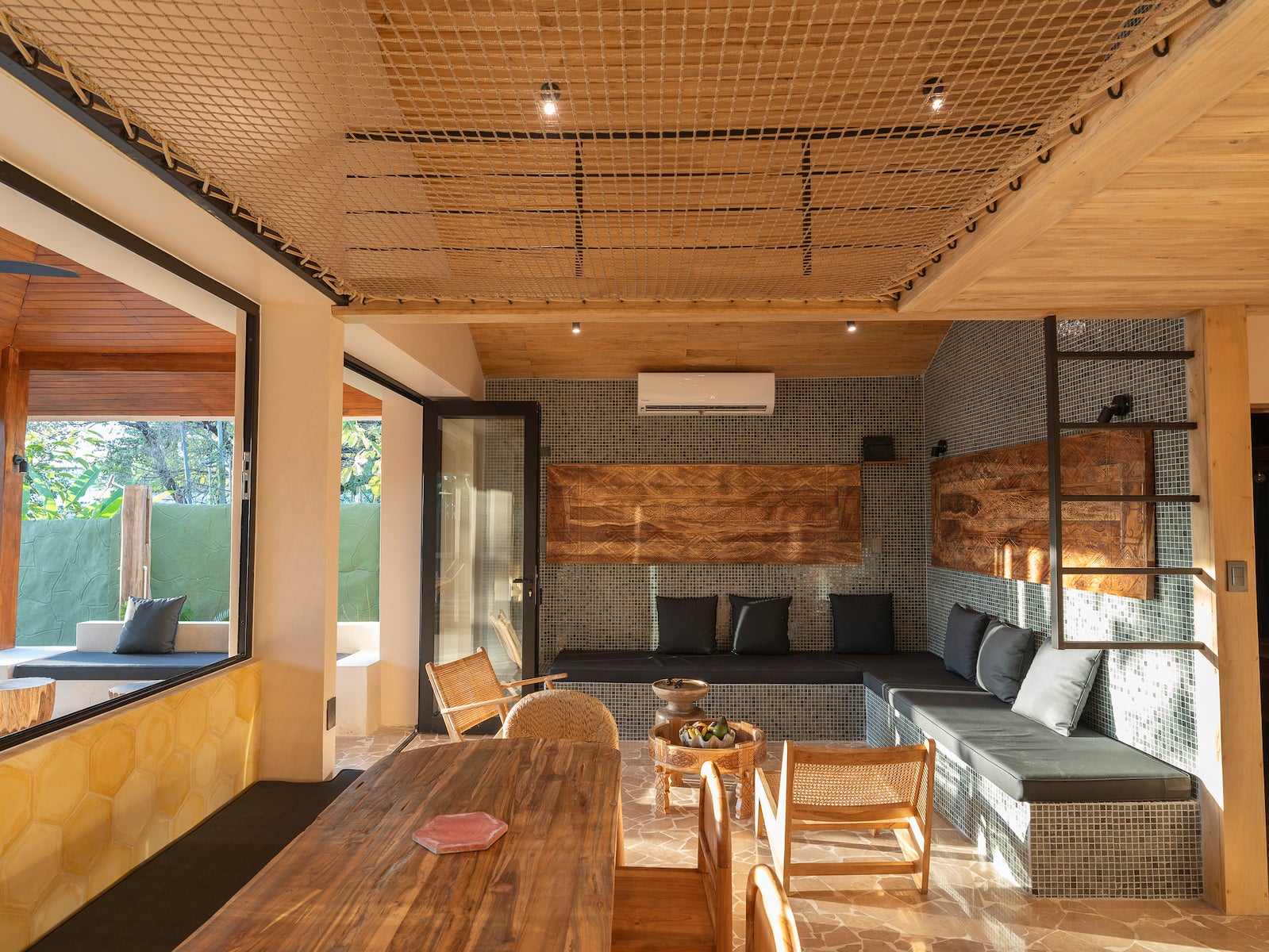 Modern Three Bedroom House with Pool — foto 8 de 19