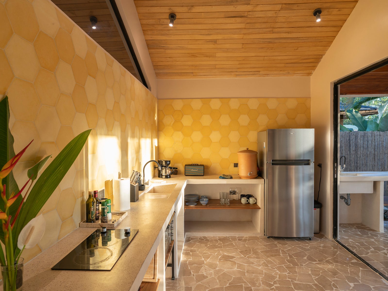 Modern Three Bedroom House with Pool — foto 5 de 19