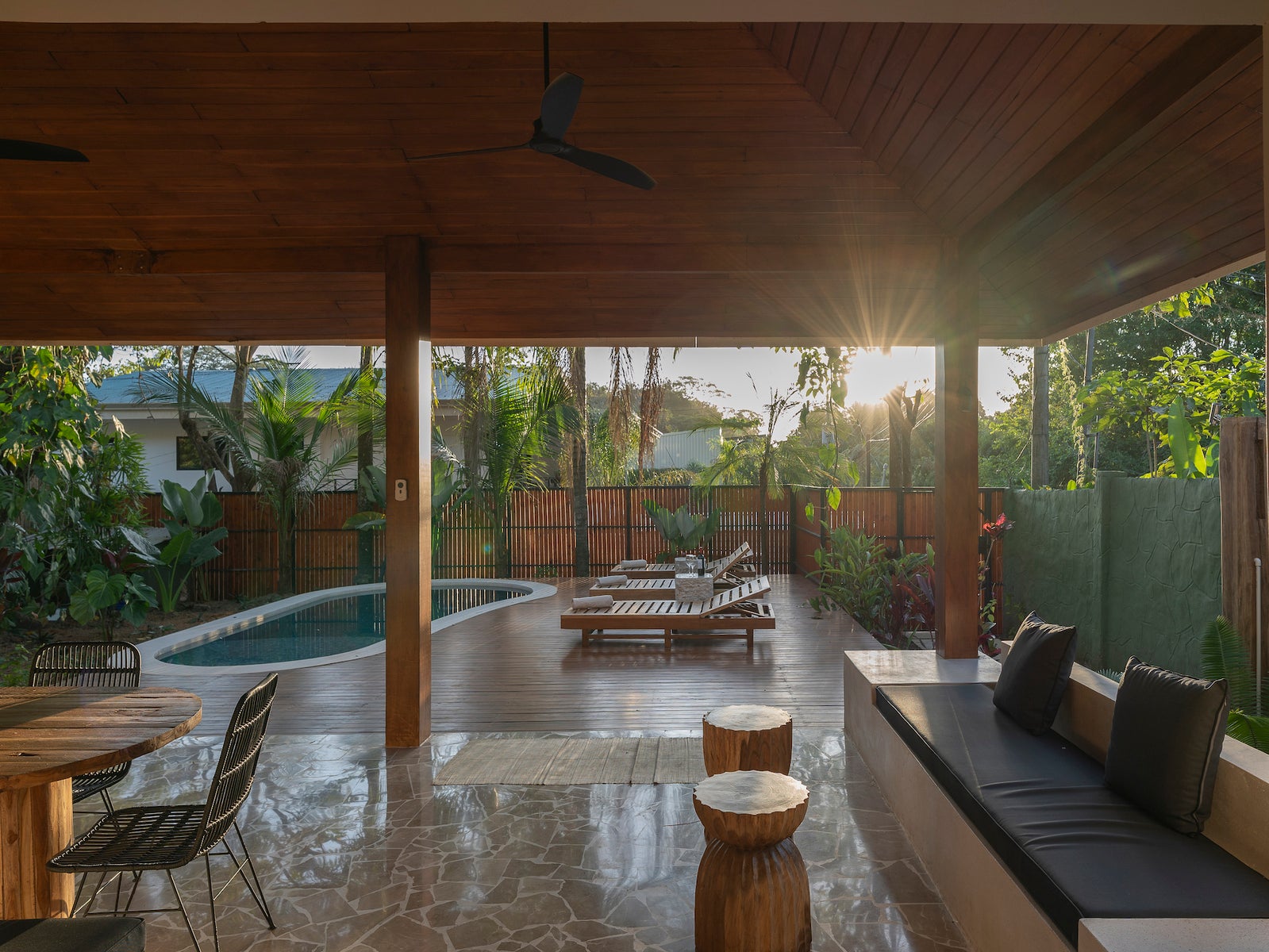Modern Three Bedroom House with Pool — foto 7 de 19
