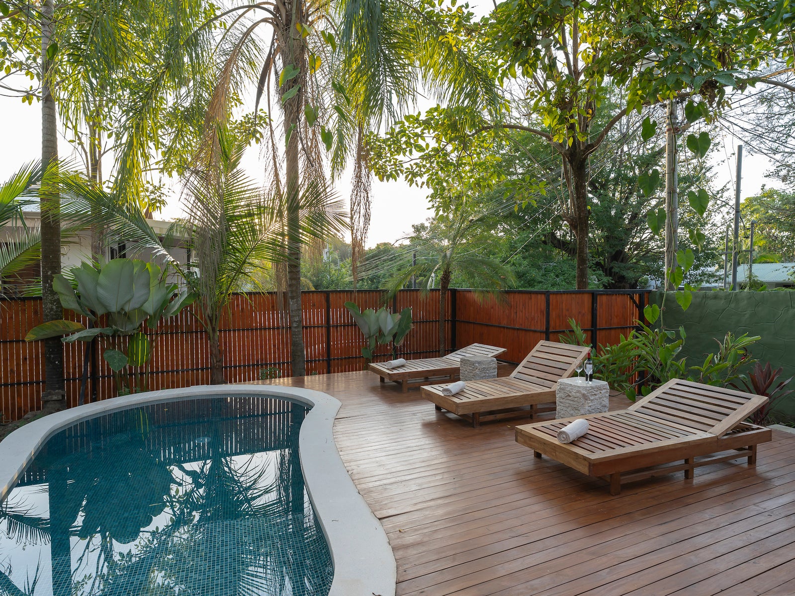 Modern Three Bedroom House with Pool — foto 10 de 19
