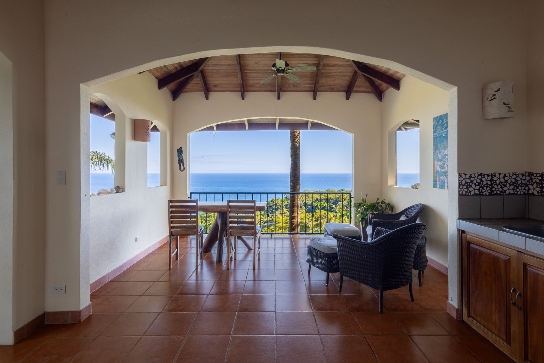 Beautiful Private Estate with Spectacular Views — photo 3 of 19