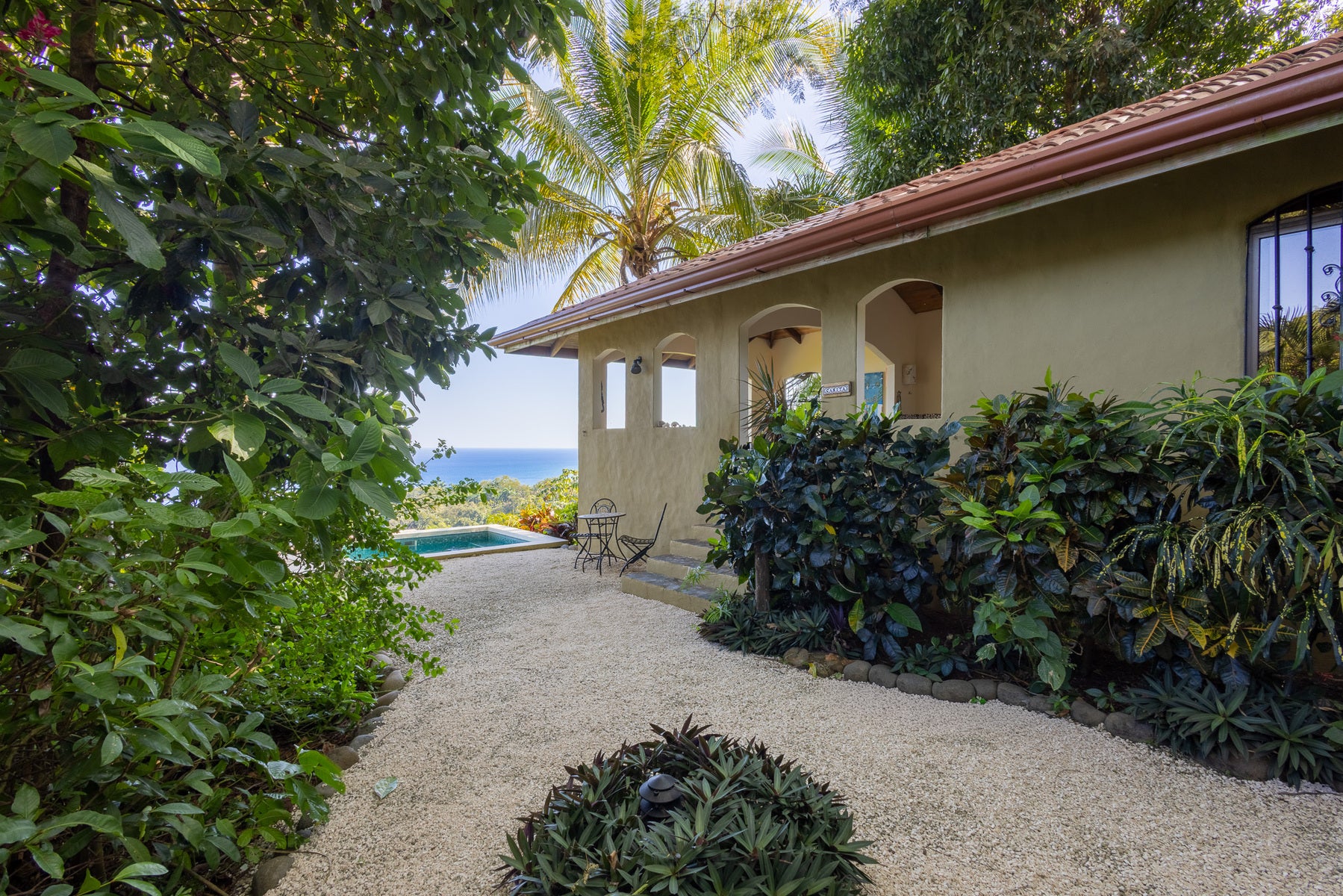 Beautiful Private Estate with Spectacular Views — photo 4 of 19