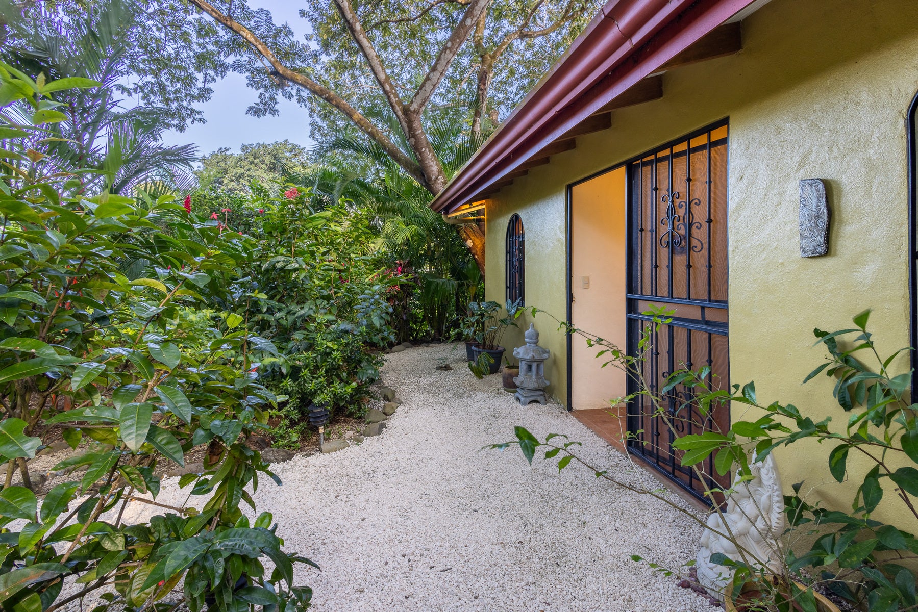 Beautiful Private Estate with Spectacular Views — photo 15 of 19