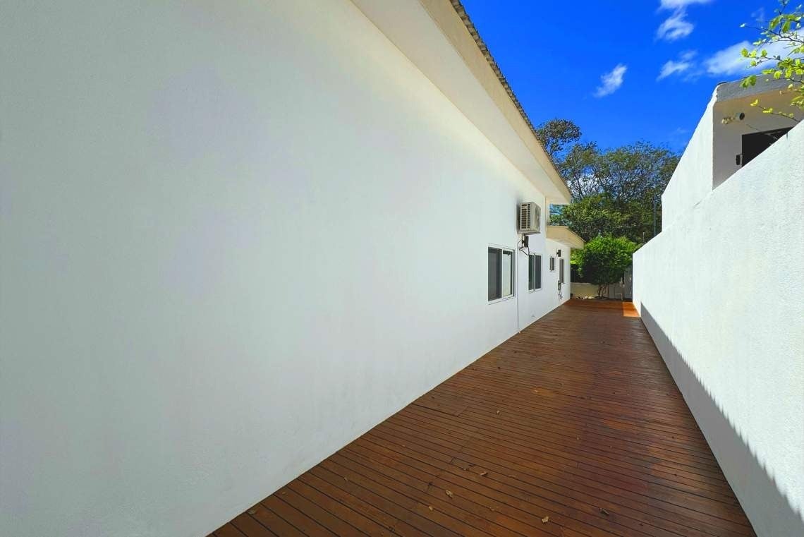 Modern Surfside Pool Home — photo 18 of 19