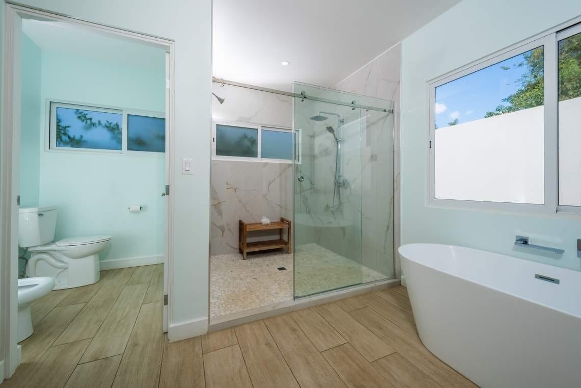 Modern Surfside Pool Home — photo 14 of 19